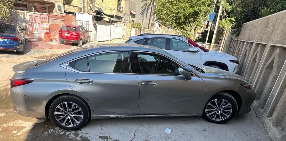 لكزس ES